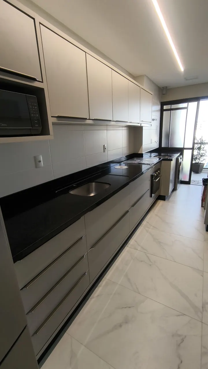 Bancada longa de cozinha em pedra preta